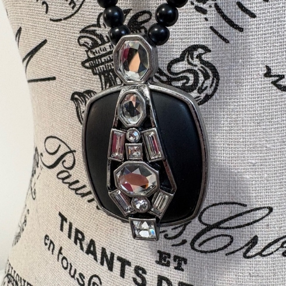 (142)Elegant Black and Silver Jewelled Pendant Necklace